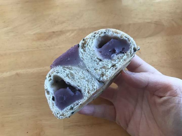 紫芋のベーグル断面